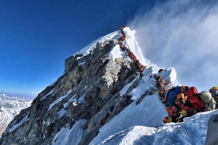 El Everest amenaza con volverse a embotellar este verano con un millar de alpinistas