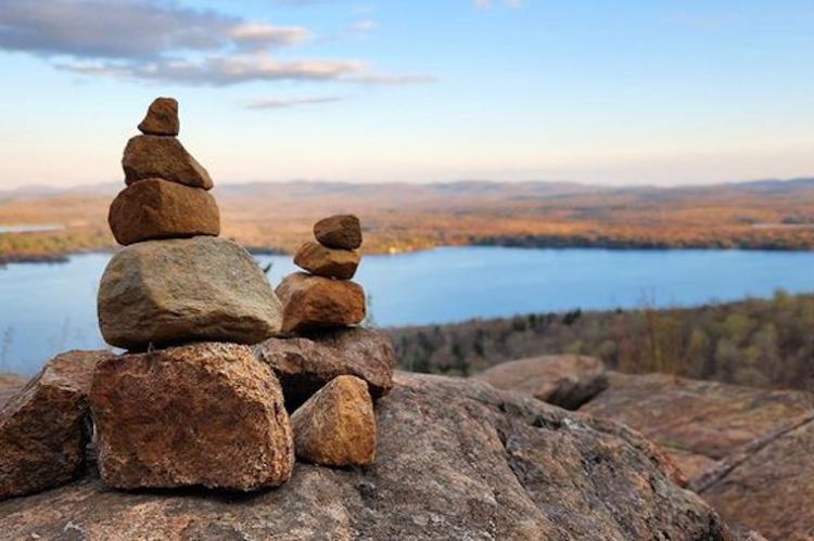 ¿Por qué amontonar piedras cuando vas a la montaña perjudica al ecosistema?