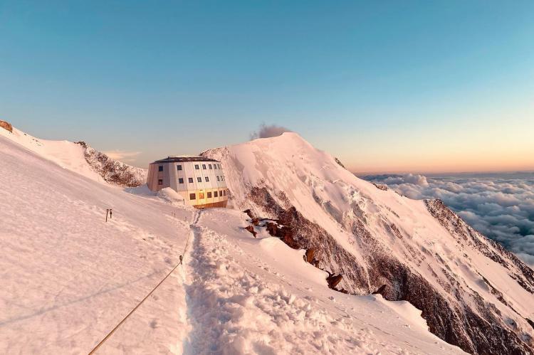 Nuevo inconveniente para subir al Mont Blanc: los refugios retrasan su apertura