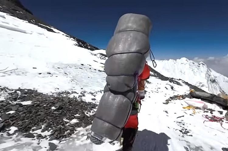 Vídeo: Hazaña de un sherpa que salva a un alpinista de la muerte en el Mt. Everest