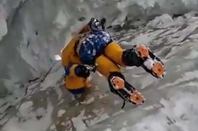 Milagroso rescate de un alpinista tras 72 horas sepultado bajo la nieve en Nepal