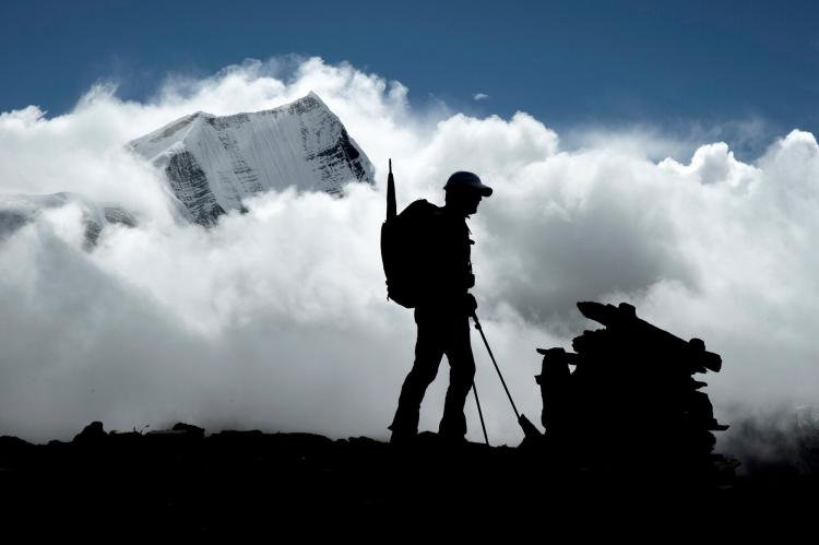 A los 84 años, Soria abandona el Himalaya porque se le cae un sherpa encima