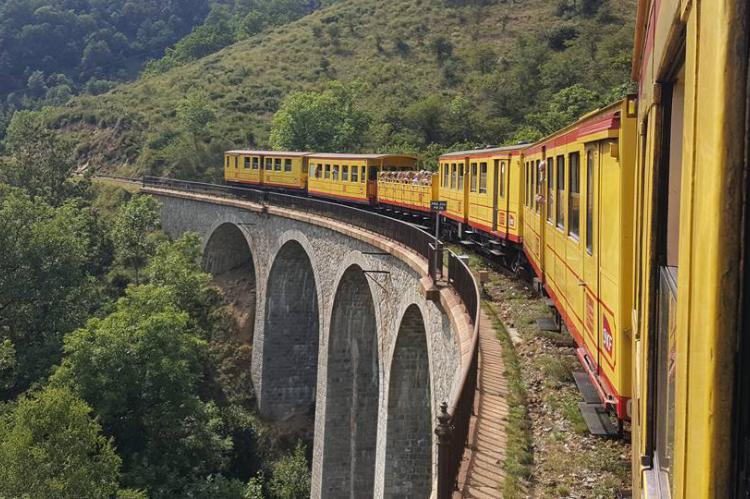 Vuelve el tren amarillo: un viaje por los paisajes Pirenaicos que quiere ser más que turístico
