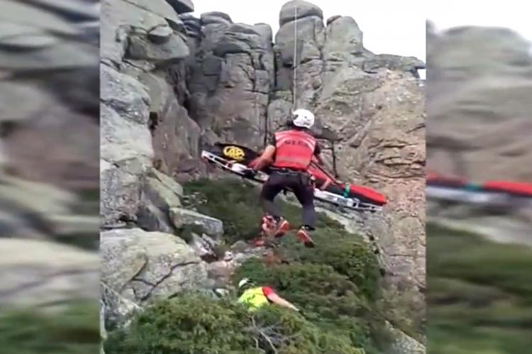 Vídeo del rescate de una escaladora que cayó al vacío desde cuatro metros en Navacerrada