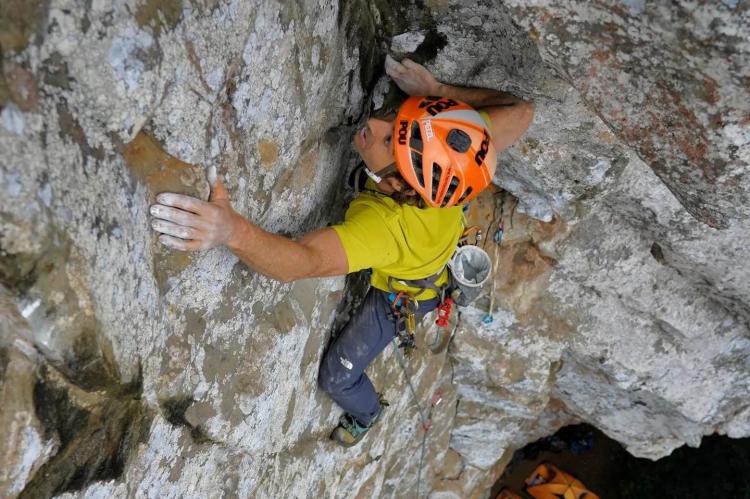 Los hermanos Pou atacan una de las paredes de roca más verticales del mundo