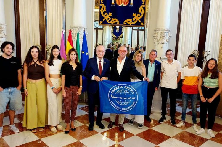 El alcalde de Málaga recibe a 'Desafío Ártico' antes de su expedición