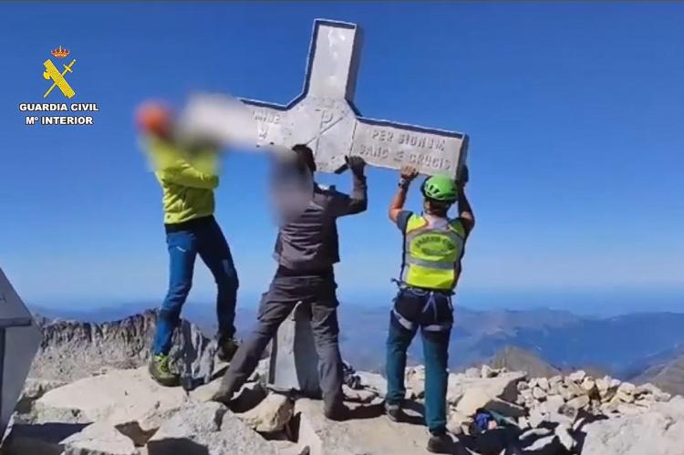 Imágenes del descenso en helicóptero de la cruz del Aneto para repararla