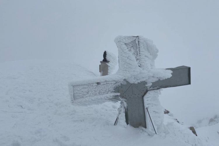 El Aneto perderá su icónica cruz este invierno