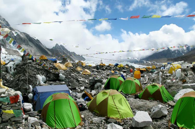 Proyecto de campamento base sostenible para el Everest