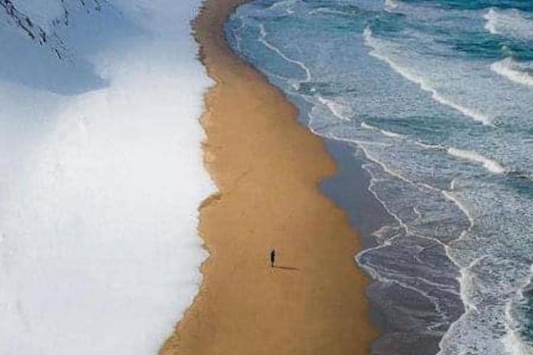 Existe una playa en el mundo donde conviven cada invierno nieve, arena y agua