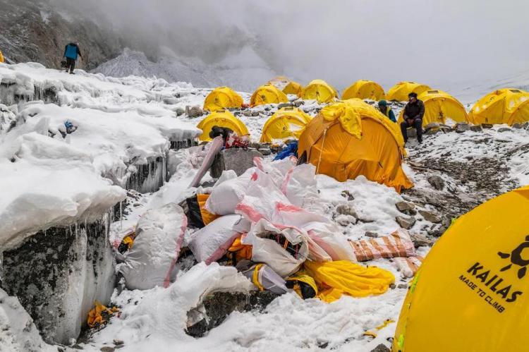 Everest Invaders, el film que presenta el vertedero más alto del planeta