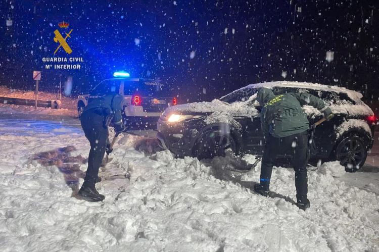 ¿No sabes poner las cadenas para la nieve? La Guardia Civil te enseña a hacerlo en un minuto