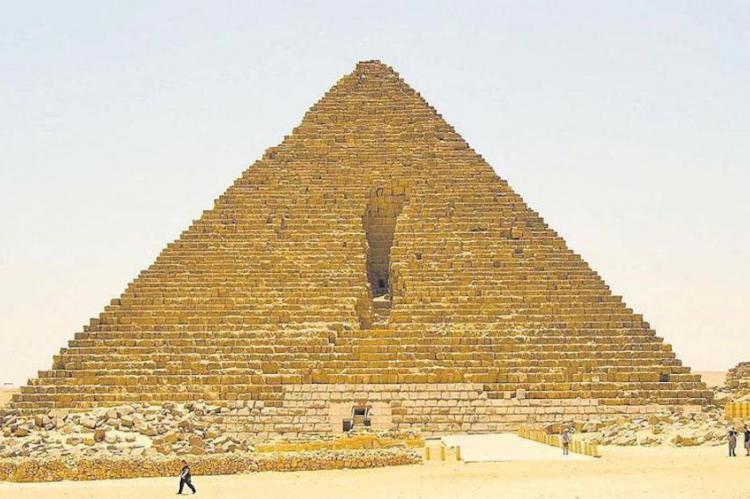 Gran polémica en Egipto por la restauración de una pirámide de Giza