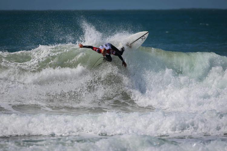 El Rey del Surf Kelly Slater coge su última ola