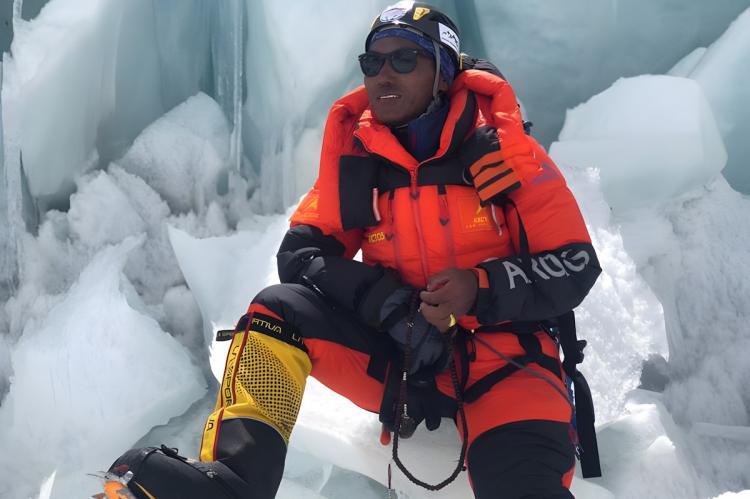 Un sherpa nepalí escala el Everest por 31ª vez, marcando un récord; dos escaladores desaparecen