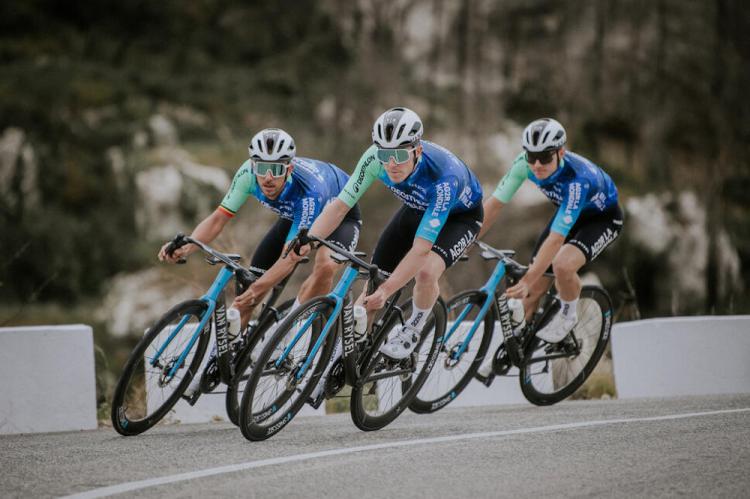 Disponible en Decathlon: la equipación del equipo ciclista AG2R LA MONDIALE