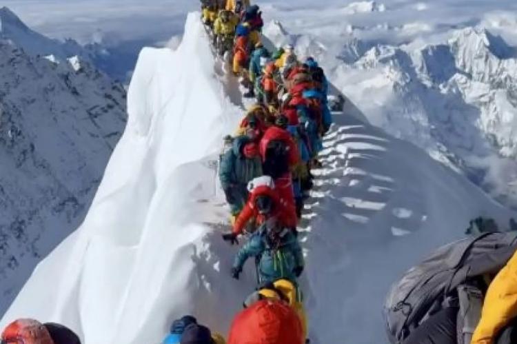 Un alpinista es hallado desnudo en el Everest. ¿Por qué se quitan la ropa por encima de los 8.000 metros?