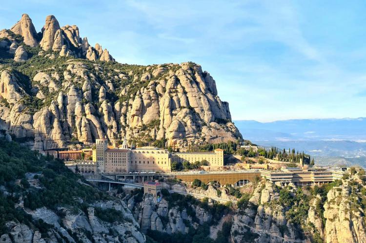 Descubre Montserrat de forma sostenible con el Cremallera y los Funiculares