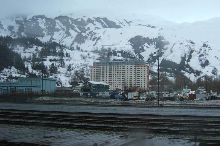 Whittier, la ciudad de Alaska donde todos los ciudadanos viven en un mismo edificio