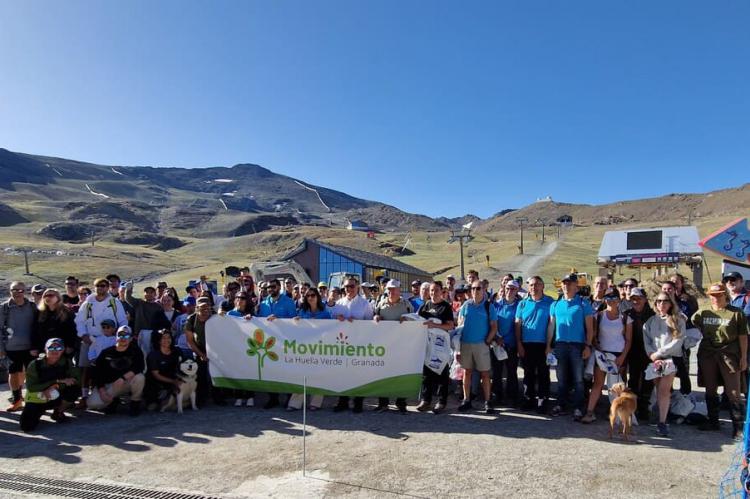 Voluntarios y personal de Cetursa limpian Sierra Nevada antes de la temporada estival