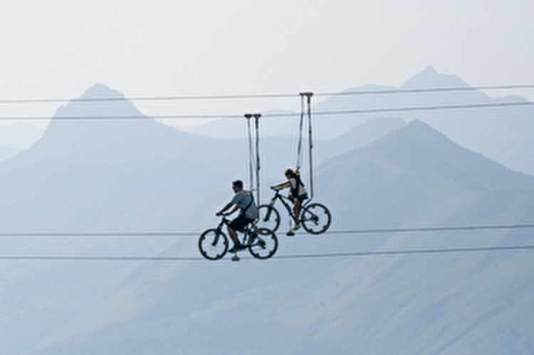 El Pirineo francés abre un bike park para pedalear por el cielo