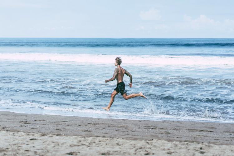 Estos son los principales beneficios de correr en la playa