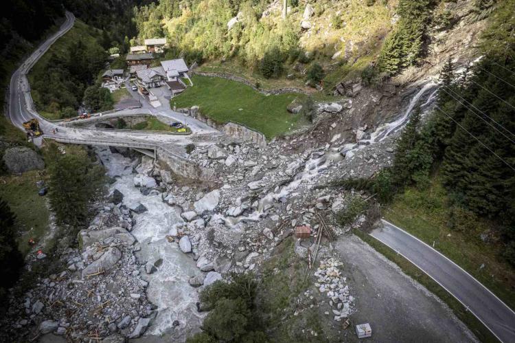 Suiza demuestra su capacidad de respuesta con la evacuación de 2.200 turistas en el valle de Saas