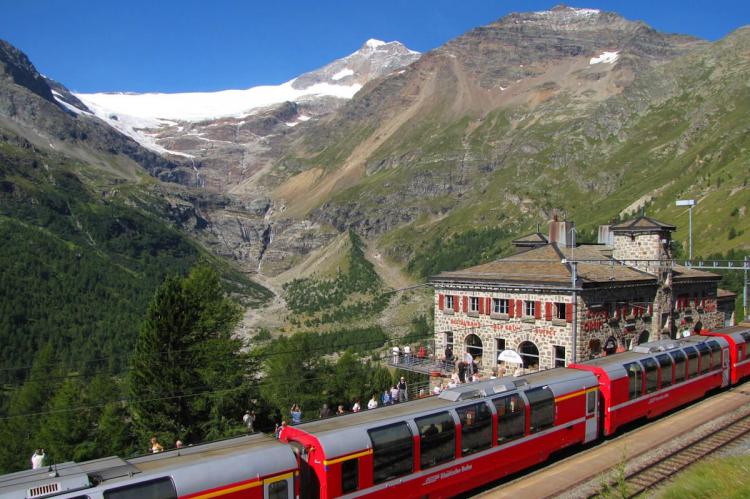 El Hotel secreto en los Alpes suizos que solo puedes visitar en tren