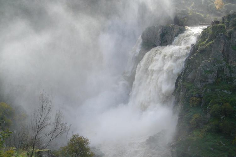 El Pozo de los Humos: La cascada más bella de España para el turismo rural