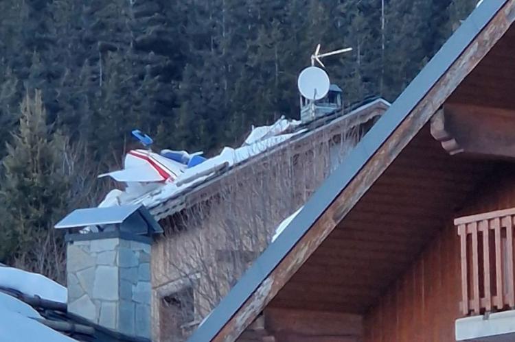 Una avioneta choca con dos parapentes y se estrella contra un chalet en los Alpes franceses