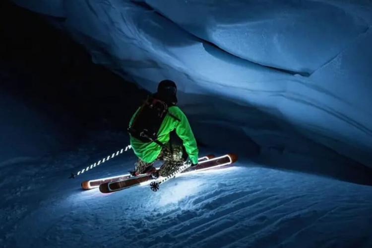 Léo Slemett deslumbra en la Aiguille du Midi con un descenso nocturno iluminado