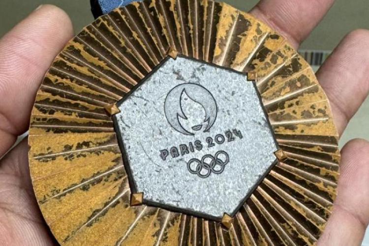 Las medallas de bronce de París 2024, en el ojo del huracán por su deterioro prematuro