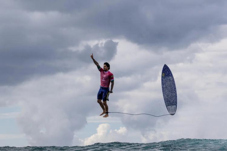 “El Momento Dorado” del surfista Gabriel Medina se consagra como la mejor foto de deportes del 2024