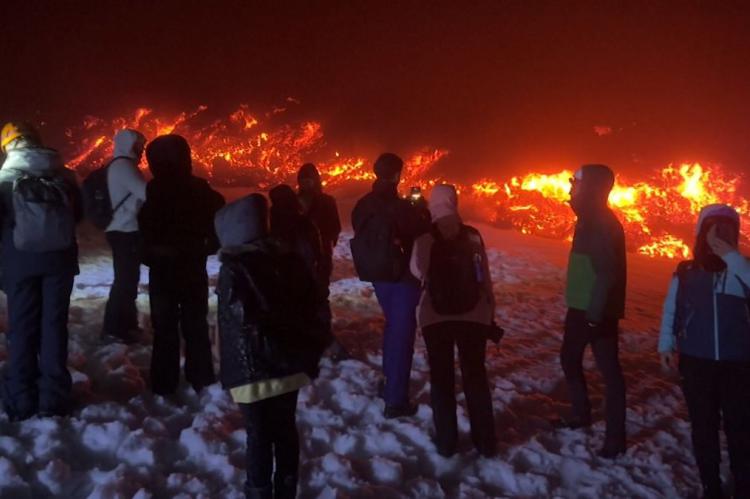 Miles de visitantes desafían la lava y el frío del Etna y se ponen en peligro