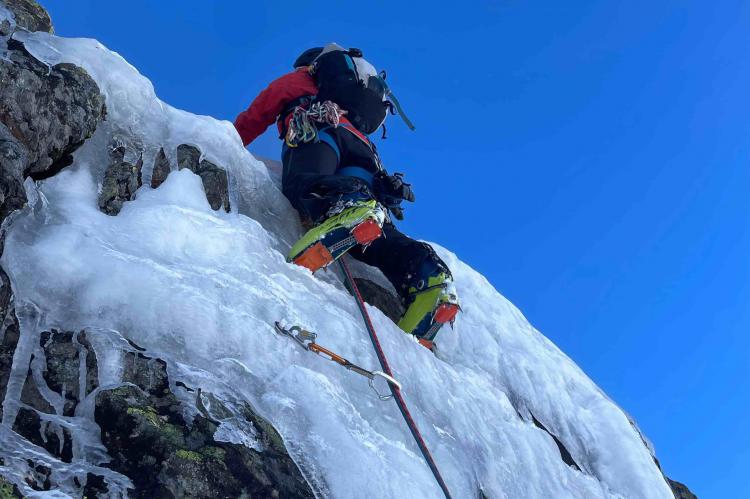 La escalada en hielo se abre a los principiantes y se hace popular con nuevas modalidades