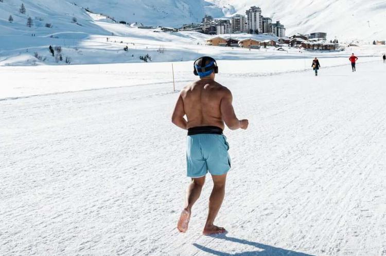  Quería correr 100 km descalzo sobre la nieve pero solo llega a 45 porque se le hielan los pies