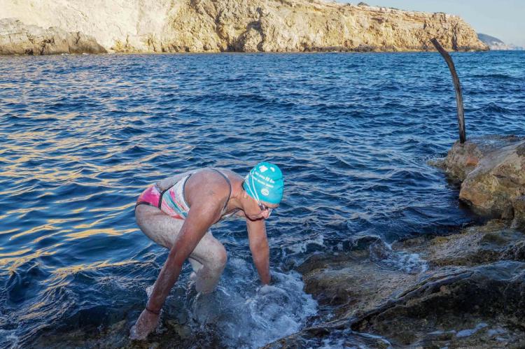 A nado por la vida. Tita Llorens y su nuevo reto en el lago Titicaca