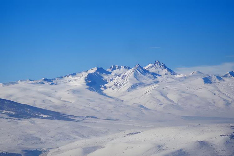 Hallan el cuerpo del alpinista catalán desaparecido tras una avalancha en Armenia