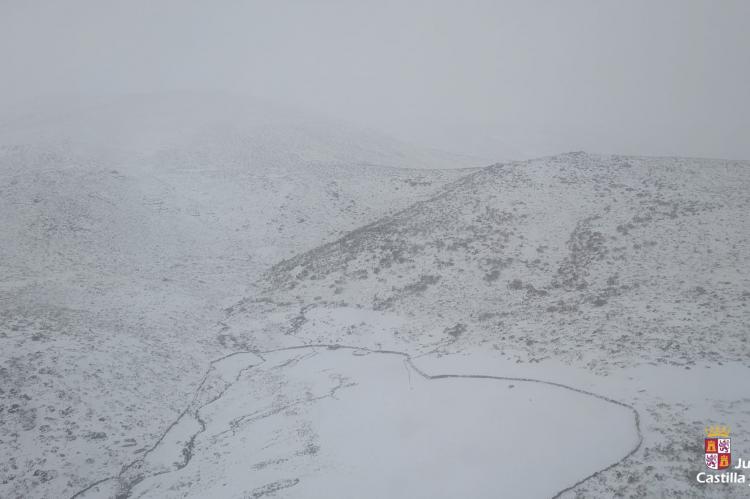 Vídeo del rescate en Gredos: La Guardia Civil salva a dos montañeros atrapados por la nieve