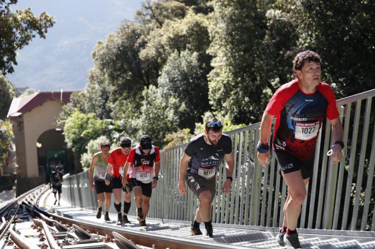 Más de 300 corredores desafían los 2.180 escalones solidarios de la Vertical Montserrat 2025