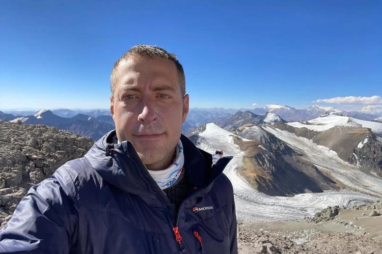Andrew Ushakov bate el récord mundial de ascenso exprés al Everest desde el nivel del mar