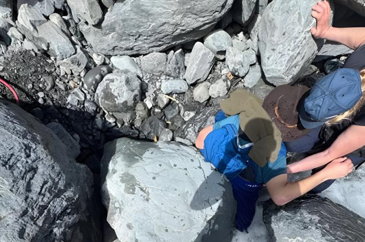 Milagro en Alaska: sobrevive tres horas atrapado bajo una roca de 300 kilos en un arroyo helado