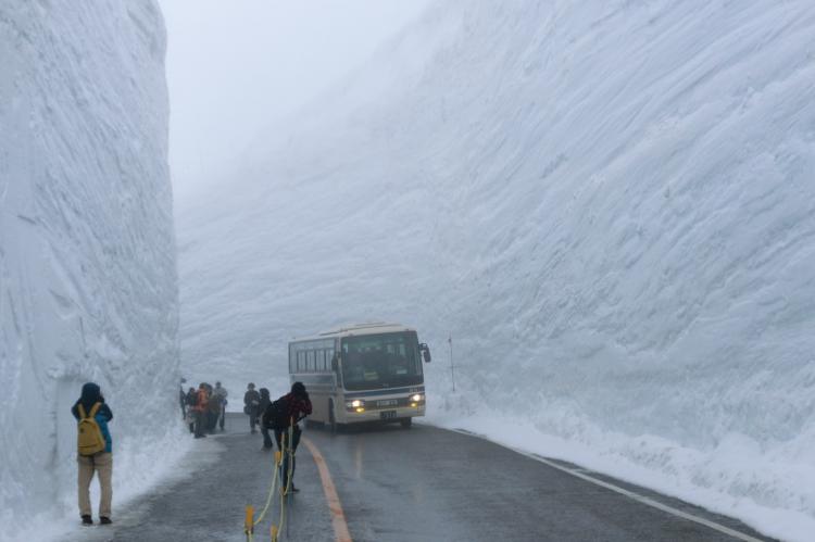 La Ruta Alpina Tateyama Kurobe reabrió con muros de nieve de hasta 16 metros de altura