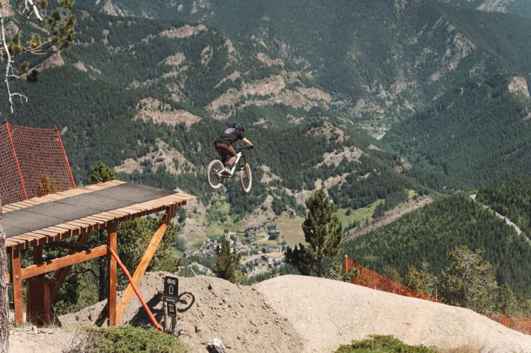 Pal Arinsal arranca el verano con la Only Warriors by Commencal y la apertura del Bike World