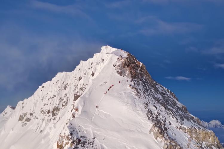 Escalar el Everest sin salir de casa: un dron recorre la ruta completa hasta la cima