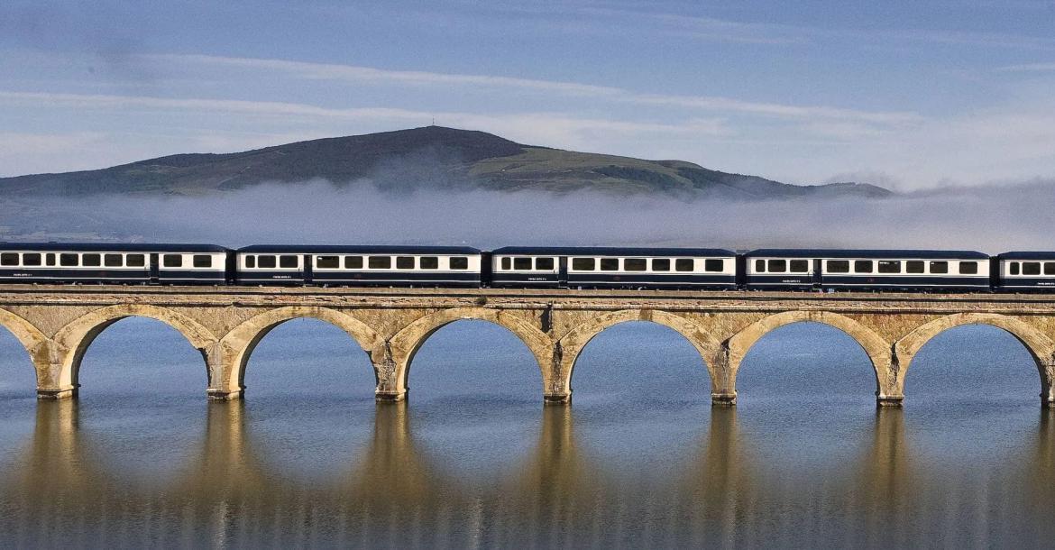 ​​​​El Orient Express español rebosa lujo de San Sebastián a Santiago de Compostela