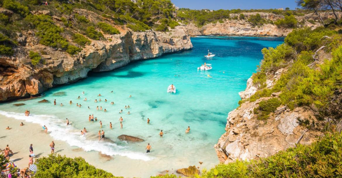 Baleares rompe con los influencers tras la avalancha de 4.000 turistas en una cala de 100 plazas
