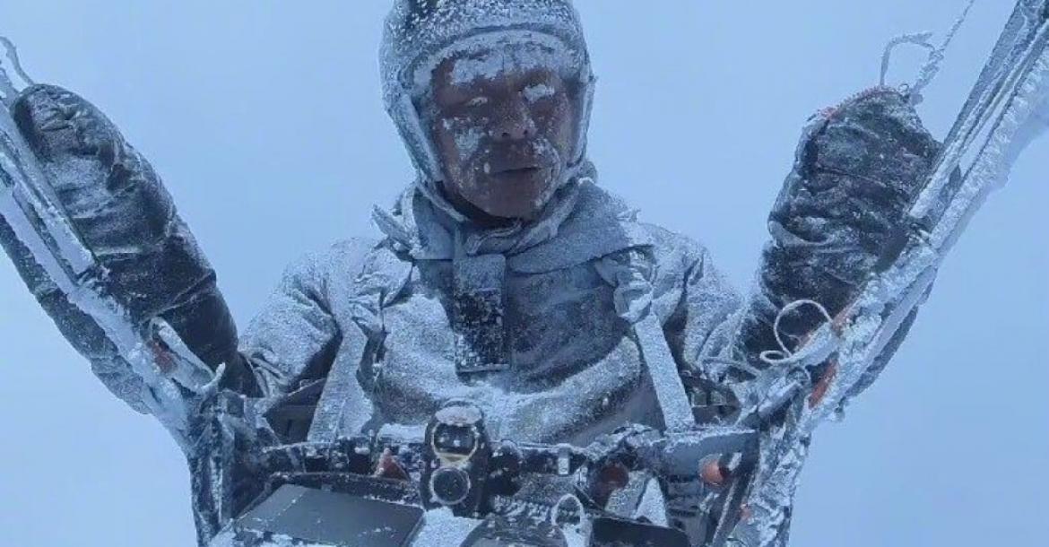 Una nube succiona a un parapentista chino hasta casi la altura del Everest