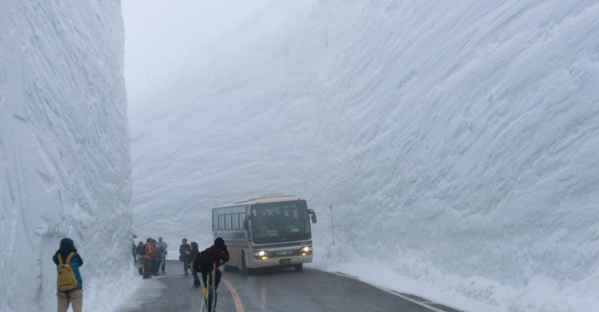 La Ruta Alpina Tateyama Kurobe reabrió con muros de nieve de hasta 16 metros de altura